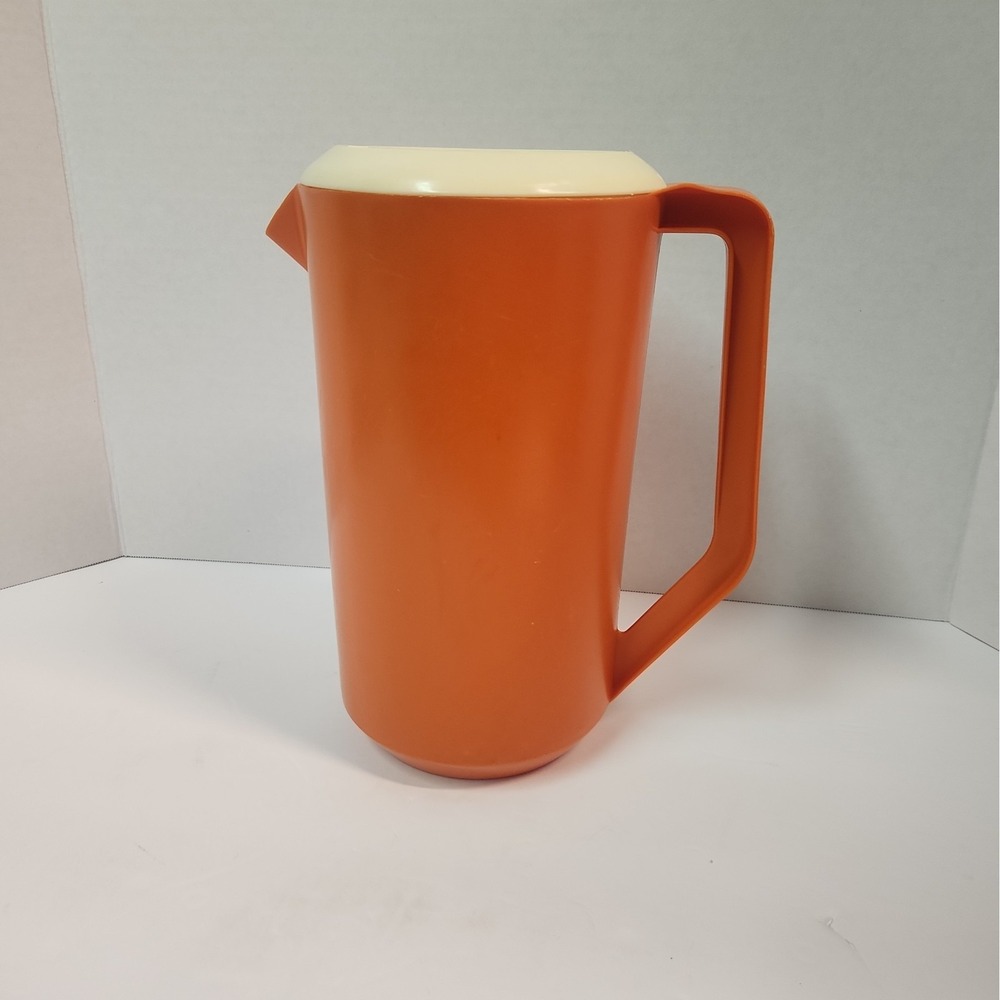 Rubbermaid Pitcher 2 1/4 Quarts Orange White Lid Vintage Retro